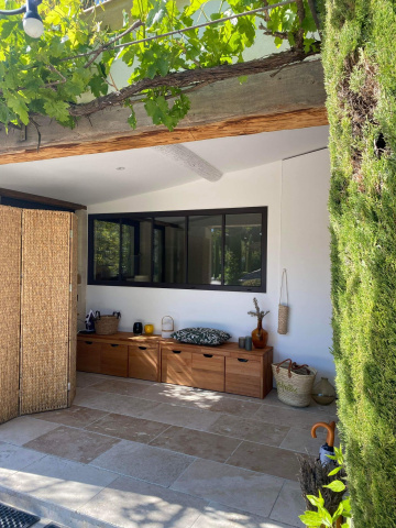 bureau caché sous le préau